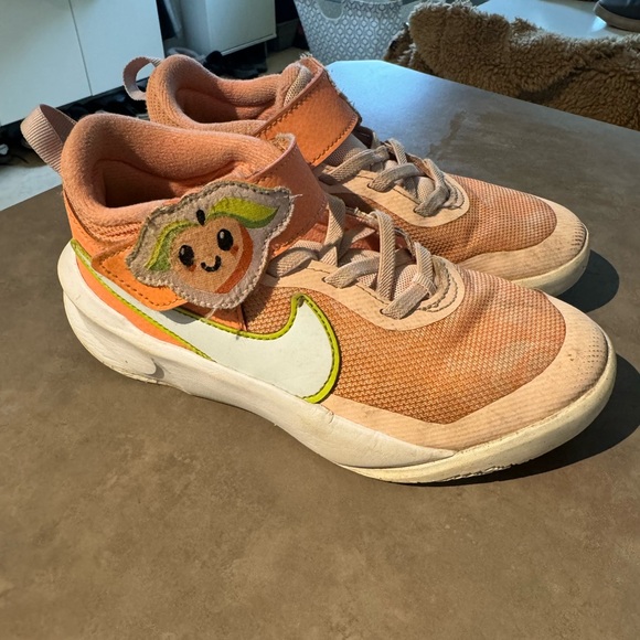 Size 13 girls Nike runners. - Picture 2 of 4